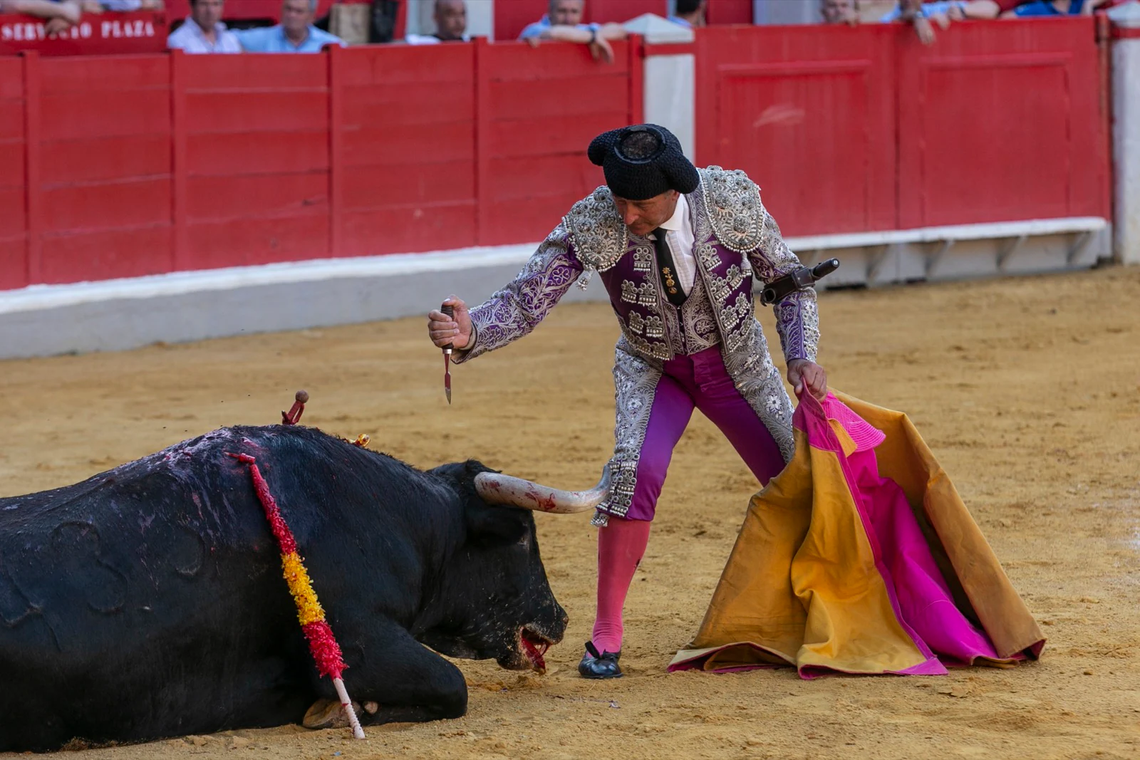 Borja Collado y Miguel Aguilar ponen broche triunfal a la feria del Corpus. El bastetano Aquilino Girón, que cortó una oreja y acreditó sobrado valor, acabó en la enfermería con una lesión en la rodilla