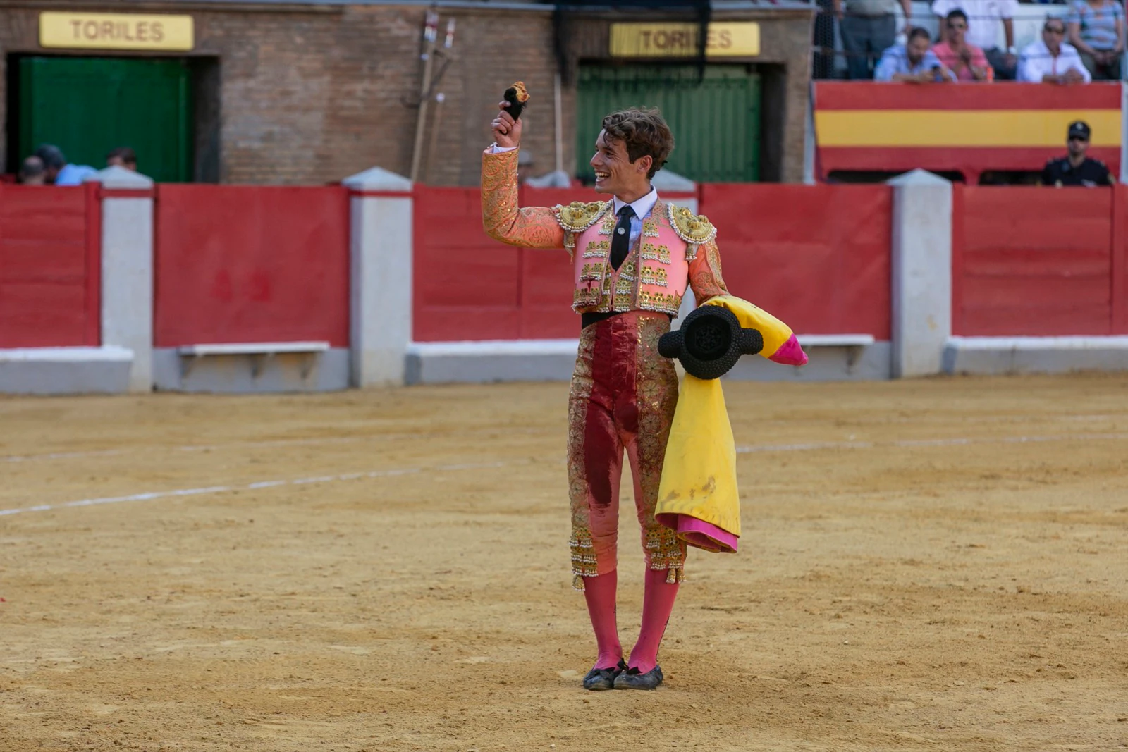 Borja Collado y Miguel Aguilar ponen broche triunfal a la feria del Corpus. El bastetano Aquilino Girón, que cortó una oreja y acreditó sobrado valor, acabó en la enfermería con una lesión en la rodilla