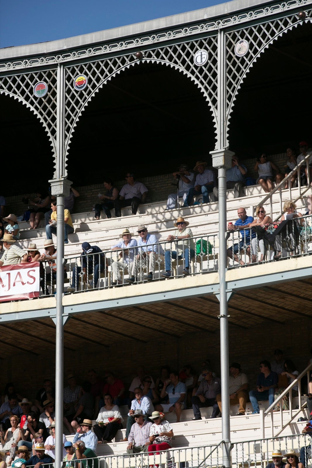 Borja Collado y Miguel Aguilar ponen broche triunfal a la feria del Corpus. El bastetano Aquilino Girón, que cortó una oreja y acreditó sobrado valor, acabó en la enfermería con una lesión en la rodilla