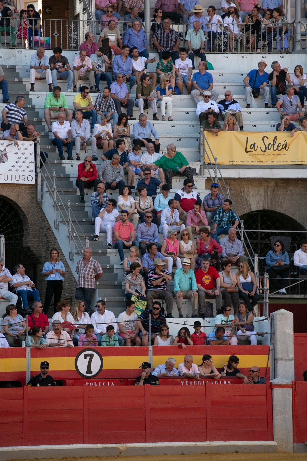 Borja Collado y Miguel Aguilar ponen broche triunfal a la feria del Corpus. El bastetano Aquilino Girón, que cortó una oreja y acreditó sobrado valor, acabó en la enfermería con una lesión en la rodilla