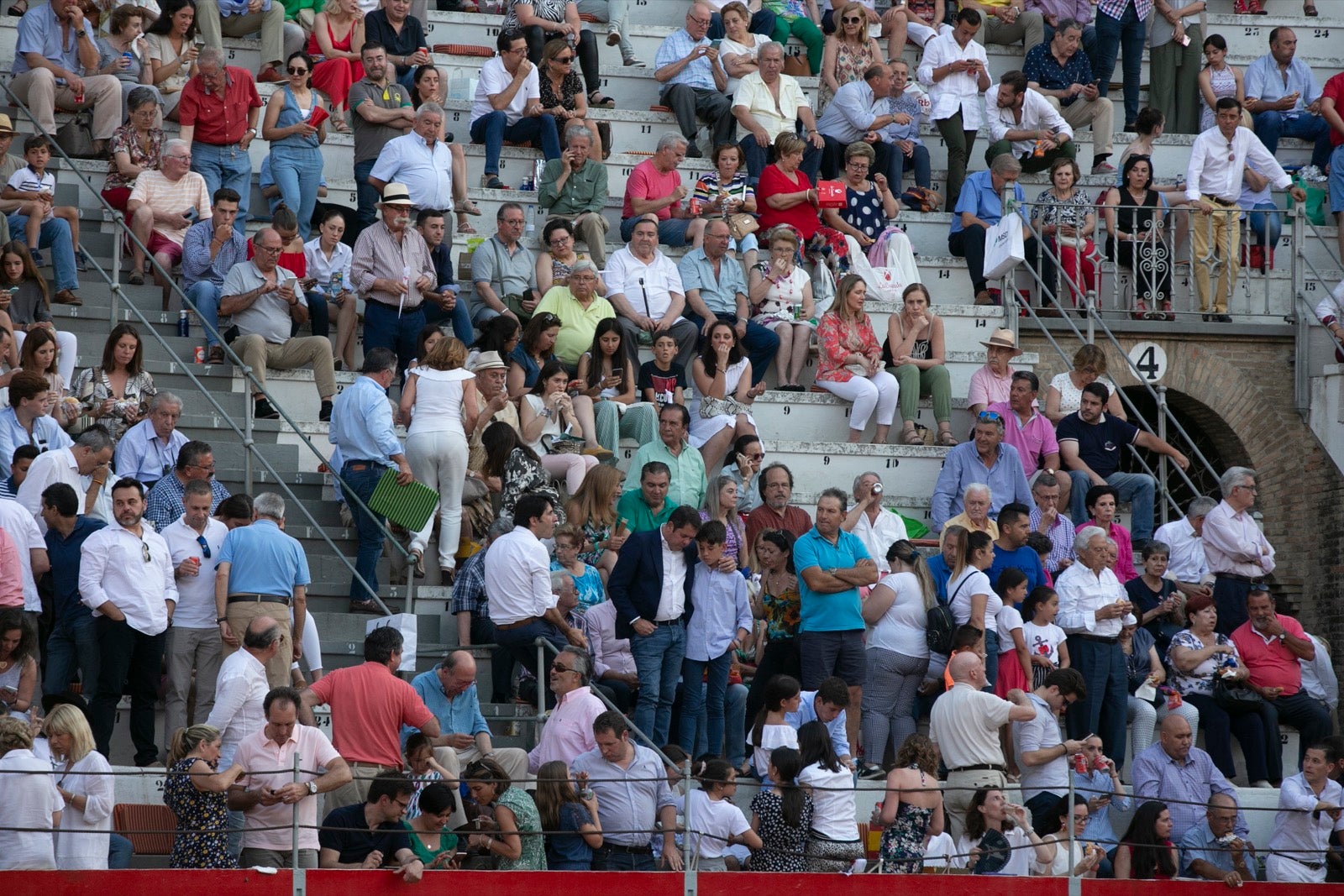 Borja Collado y Miguel Aguilar ponen broche triunfal a la feria del Corpus. El bastetano Aquilino Girón, que cortó una oreja y acreditó sobrado valor, acabó en la enfermería con una lesión en la rodilla