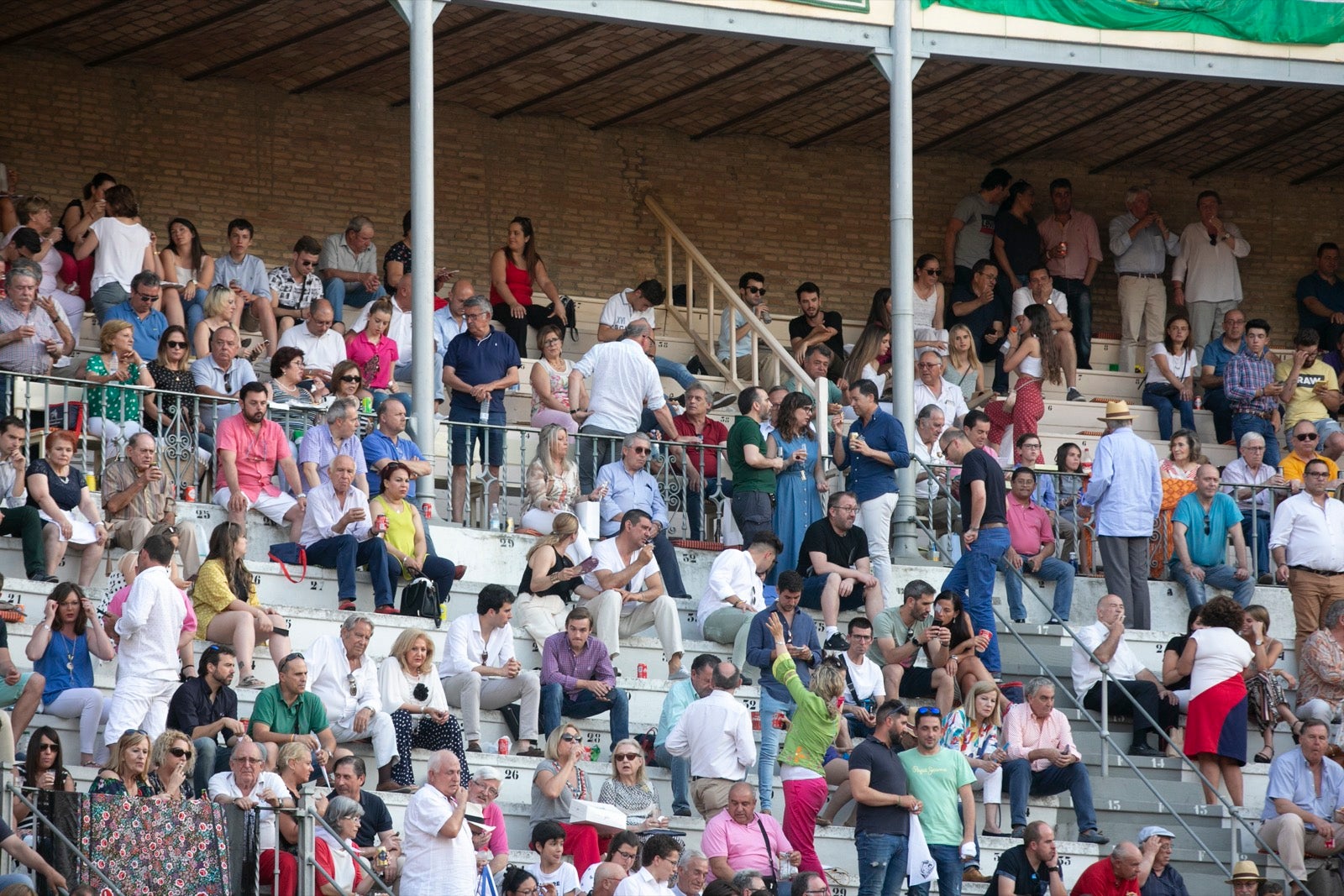 Borja Collado y Miguel Aguilar ponen broche triunfal a la feria del Corpus. El bastetano Aquilino Girón, que cortó una oreja y acreditó sobrado valor, acabó en la enfermería con una lesión en la rodilla