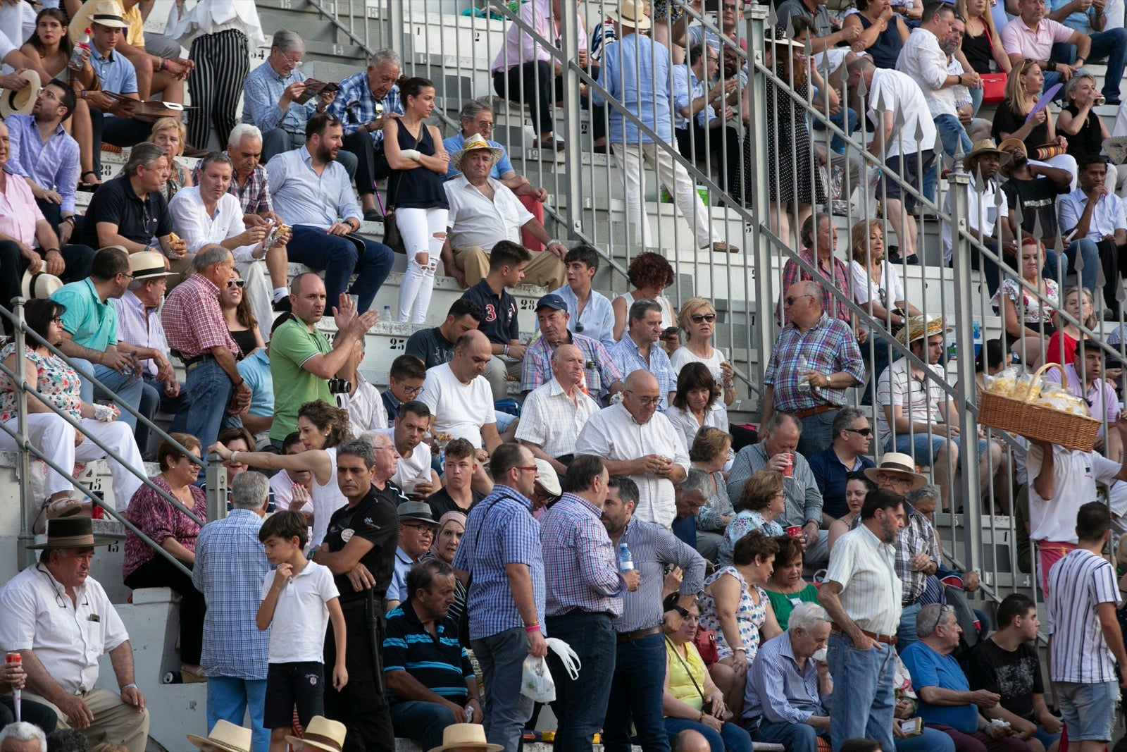 Borja Collado y Miguel Aguilar ponen broche triunfal a la feria del Corpus. El bastetano Aquilino Girón, que cortó una oreja y acreditó sobrado valor, acabó en la enfermería con una lesión en la rodilla