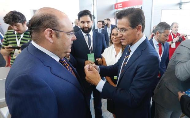 Sebastián Pérez y Luis Salvador, hoy en la estación de tren de Granada