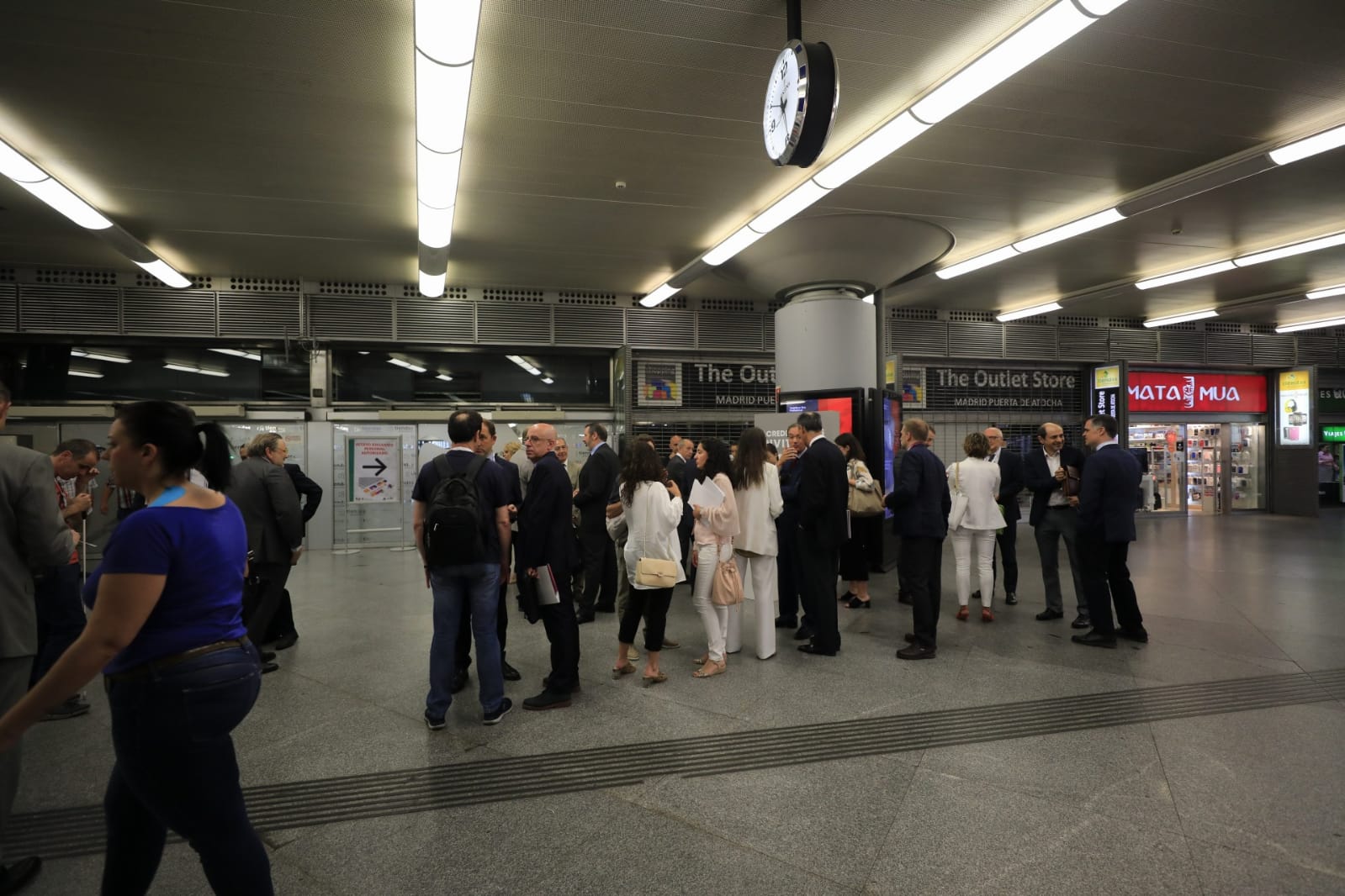 Invitados, autoridades y periodistas, en Atocha desde primera hora para iniciar el recorrido hacia Granada