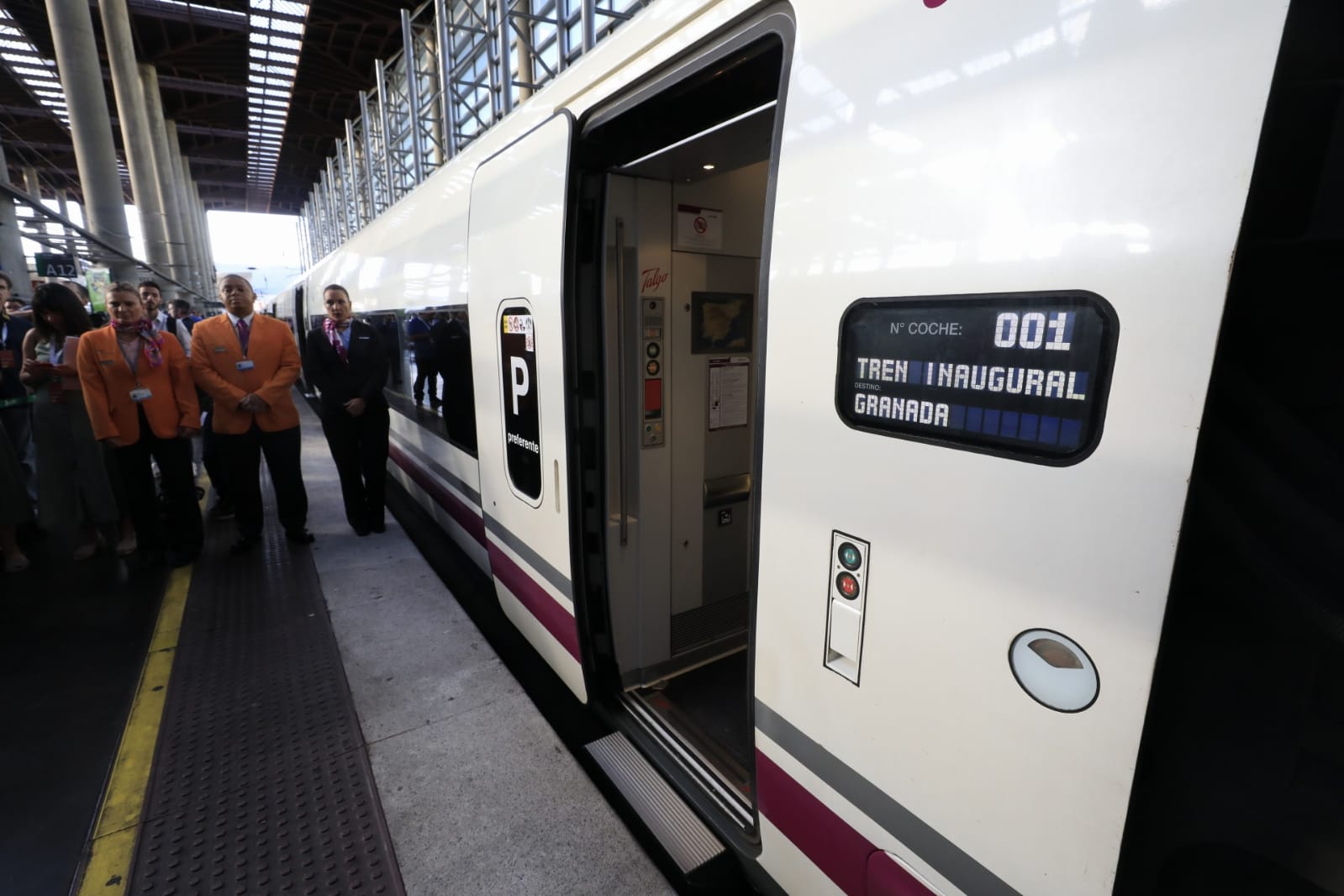 Invitados, autoridades y periodistas, en Atocha desde primera hora para iniciar el recorrido hacia Granada