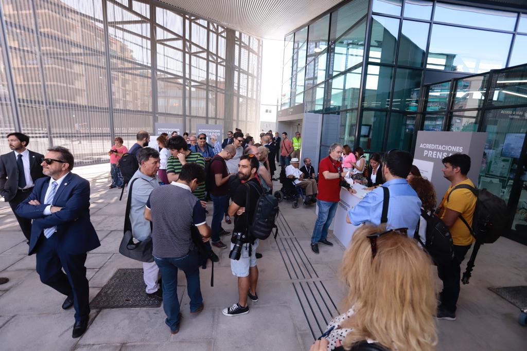 Decenas de autoridades esperan la llegada del AVE a Granada, concentración que algunos colectivos han aprovechado para manifestarse