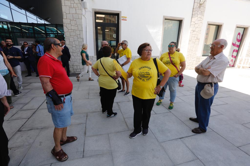 Decenas de autoridades esperan la llegada del AVE a Granada, concentración que algunos colectivos han aprovechado para manifestarse