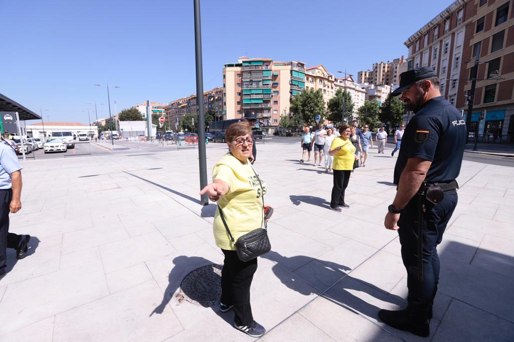 Decenas de autoridades esperan la llegada del AVE a Granada, concentración que algunos colectivos han aprovechado para manifestarse