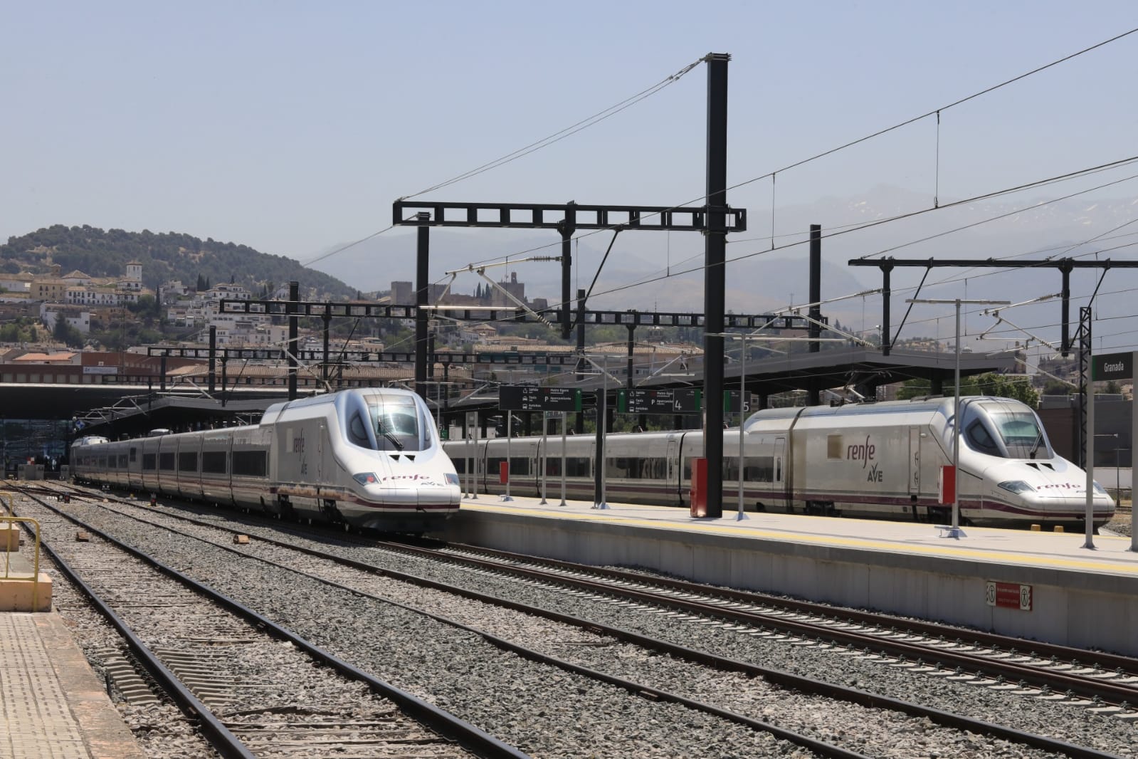 Varios trenes del AVE, en la estación de Granada