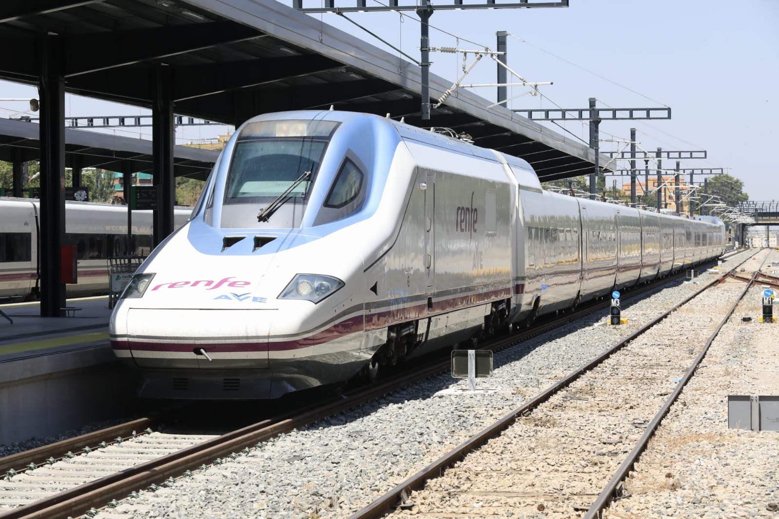 Varios trenes del AVE, en la estación de Granada