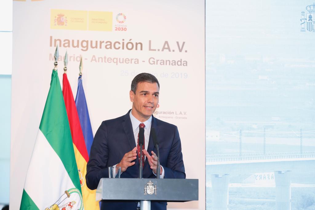 Pedro Sánchez se dirije a los asistentes en la inauguración de la línea del AVE 