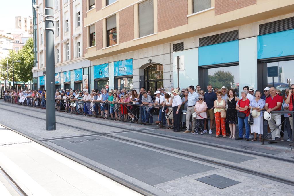 Decenas de ciudadanos esperan al AVE cerca de la estación