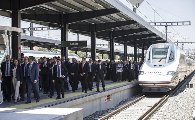 La comitiva de autoridades que viajó en el trayecto inaugural, ayer tras bajar del primer tren AVE.