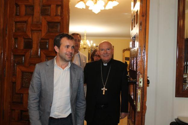 El alcalde y el obispo de Jaén, a la salida de la reunión mantenida ayer en el Obispado.