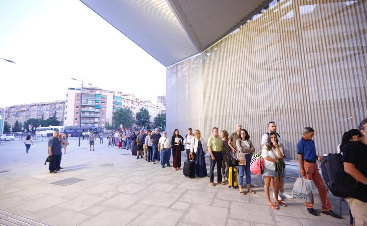 Cola en Andaluces esta mañana