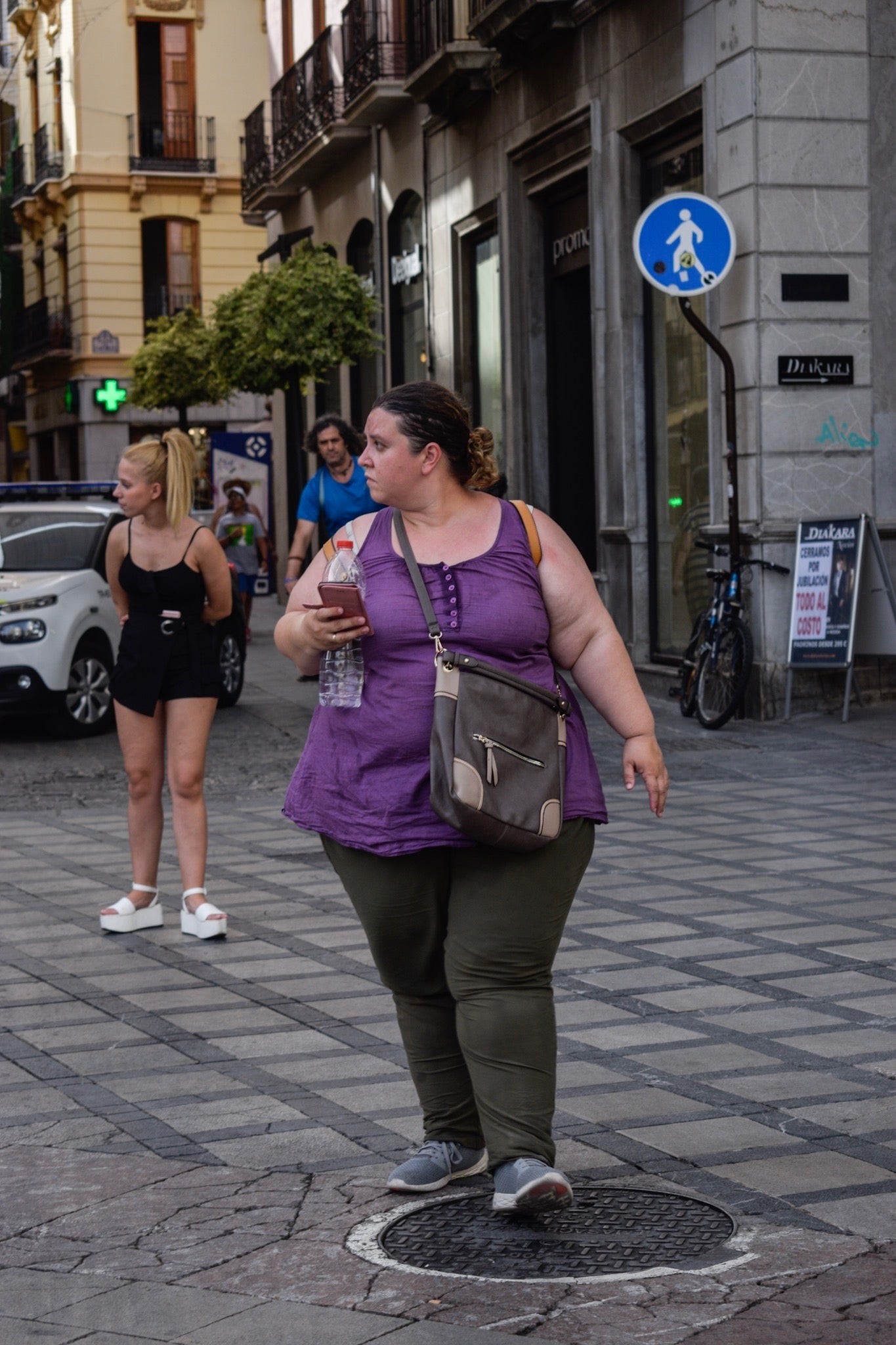 Granadinos y visitantes se las apañan en las calles para no sufrir mucho el enorme calor de estos días