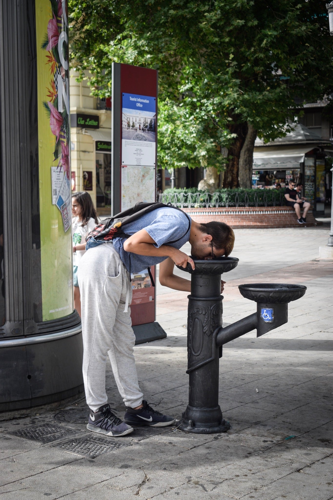Granadinos y visitantes se las apañan en las calles para no sufrir mucho el enorme calor de estos días