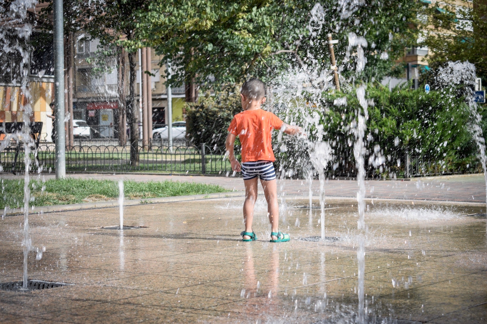 Granadinos y visitantes se las apañan en las calles para no sufrir mucho el enorme calor de estos días