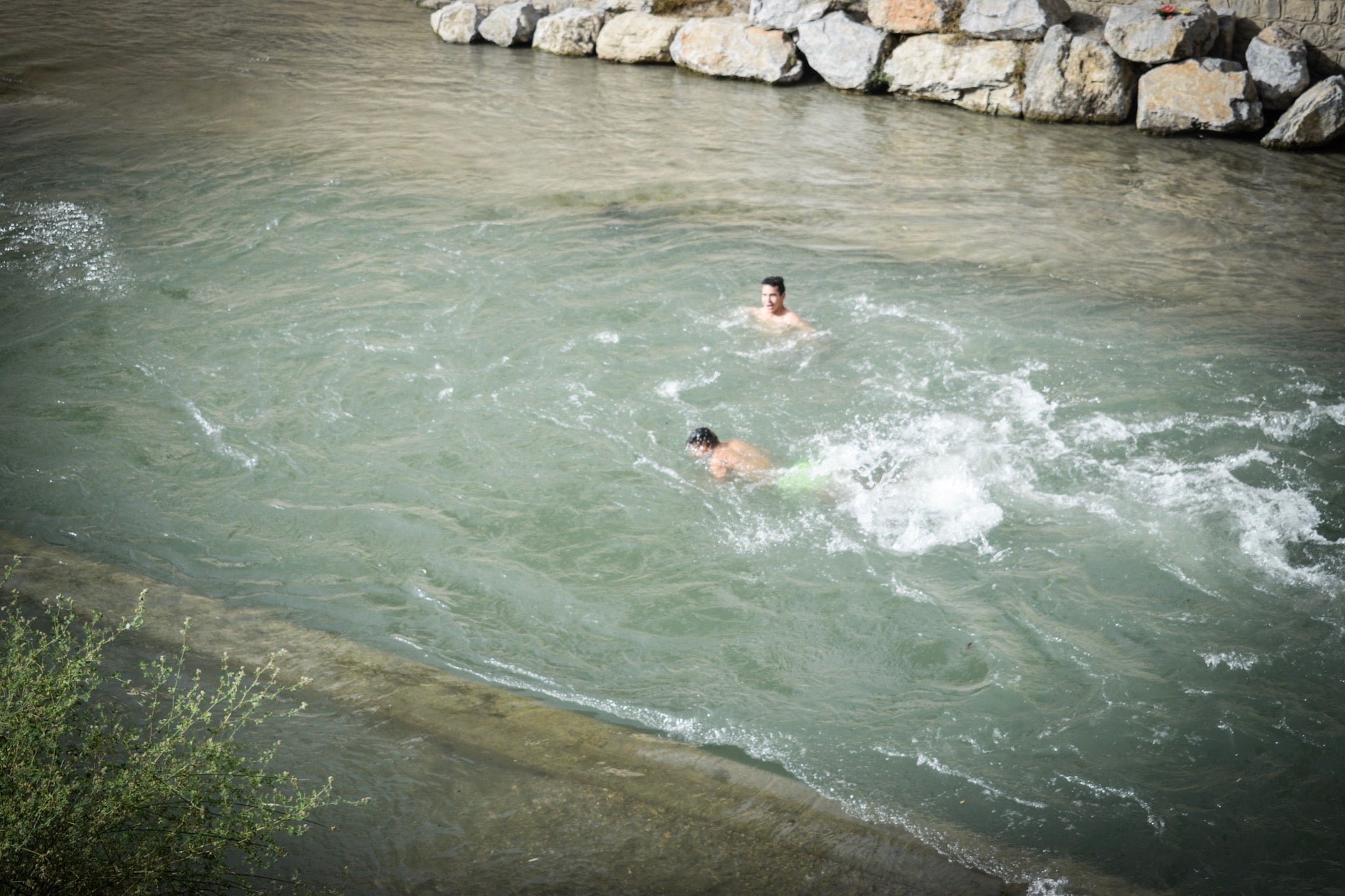 Granadinos y visitantes se las apañan en las calles para no sufrir mucho el enorme calor de estos días