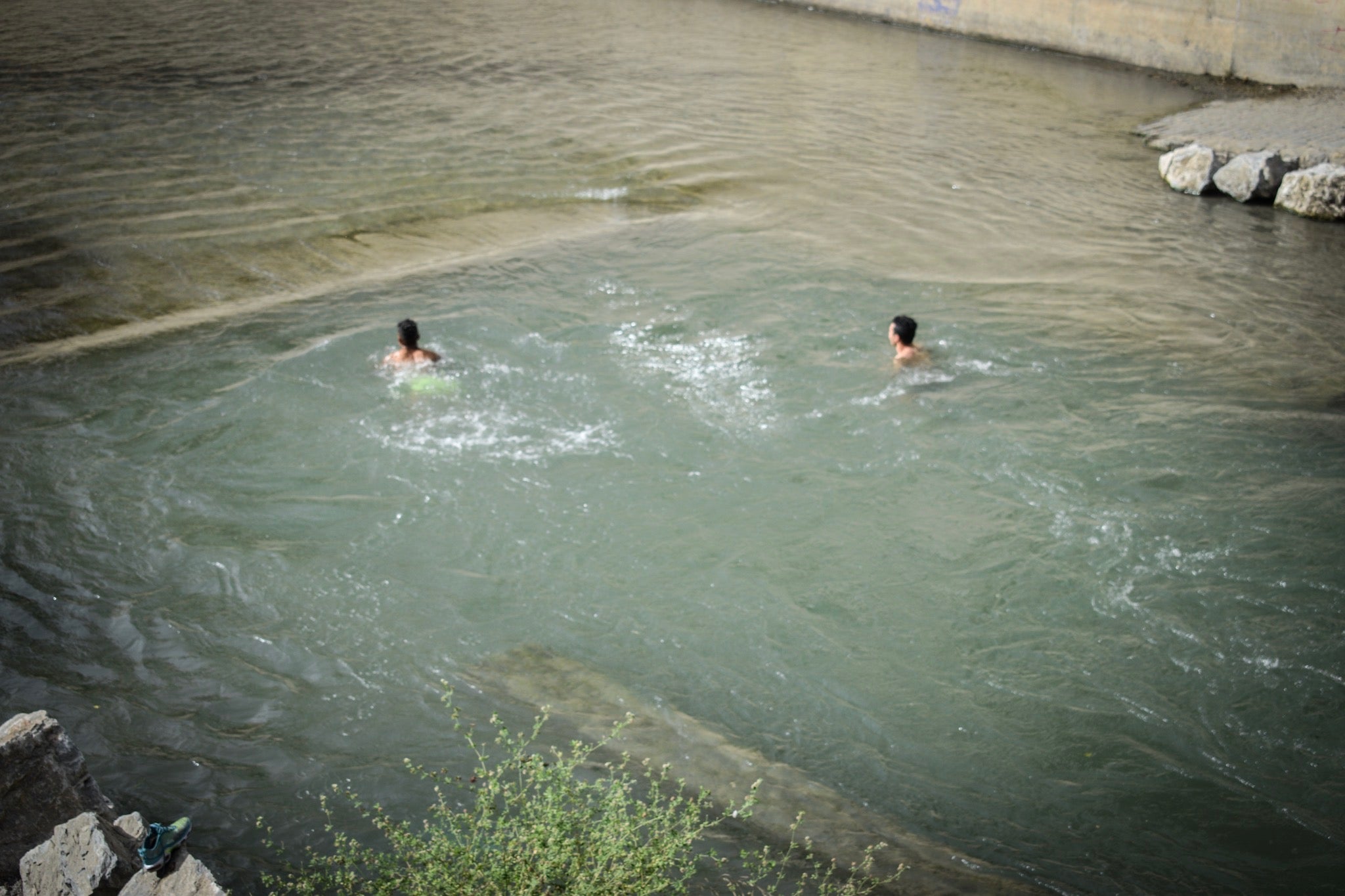 Granadinos y visitantes se las apañan en las calles para no sufrir mucho el enorme calor de estos días