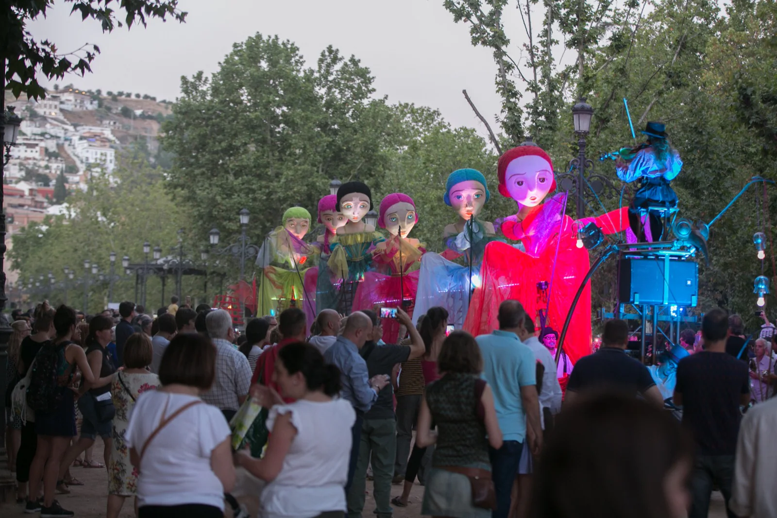 La compañía Yera Teatro presentó ayer su espectáculo 'Meninas', un pasacalles realizado con marionetas gigantes, y que se paseó por el centro de la capital, desde la fuente de las Granadas a la plaza de las Pasiegas