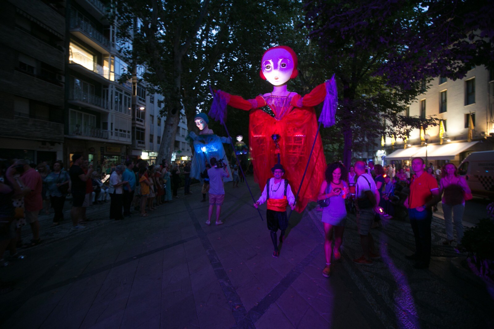 La compañía Yera Teatro presentó ayer su espectáculo 'Meninas', un pasacalles realizado con marionetas gigantes, y que se paseó por el centro de la capital, desde la fuente de las Granadas a la plaza de las Pasiegas