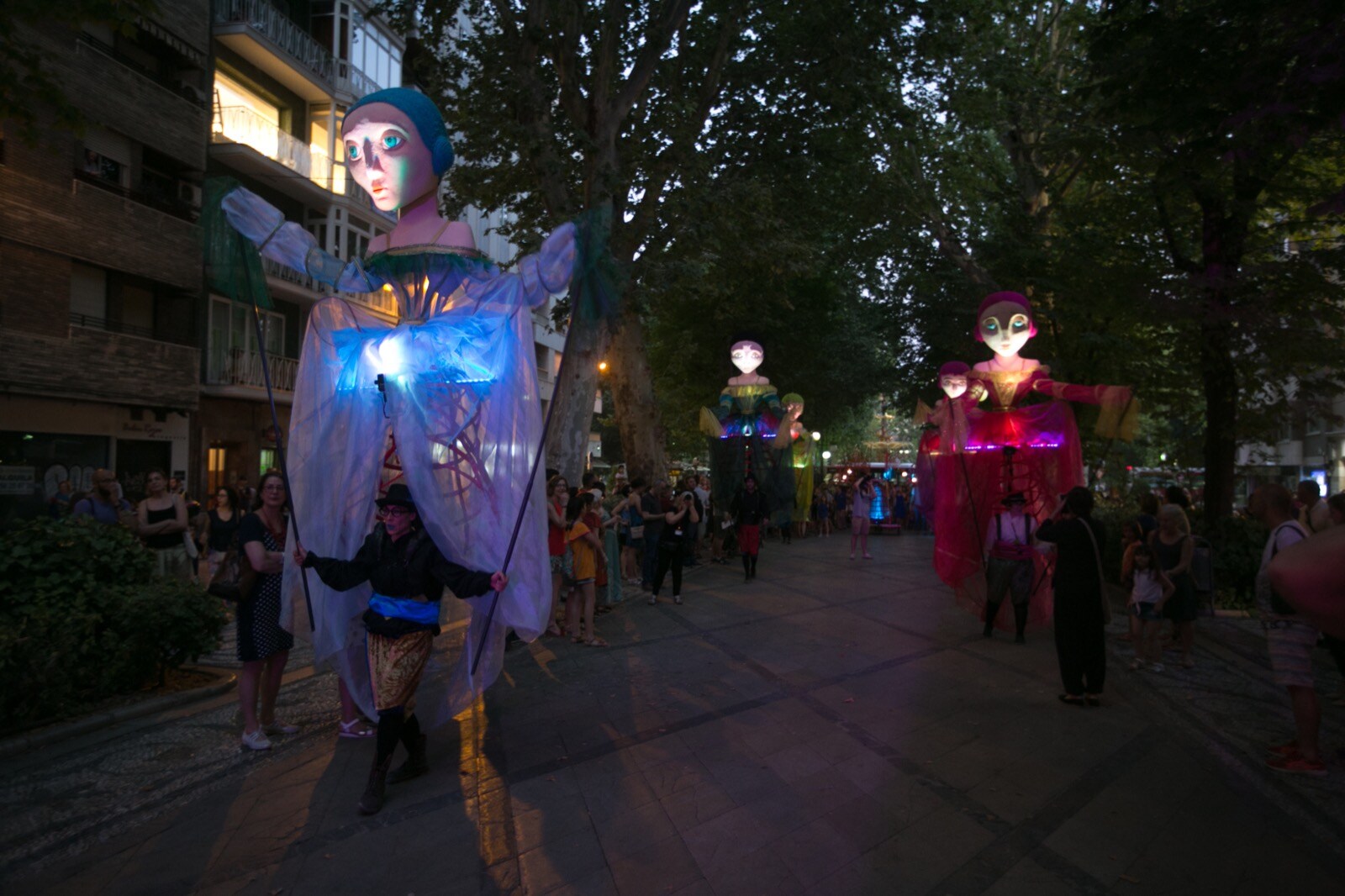 La compañía Yera Teatro presentó ayer su espectáculo 'Meninas', un pasacalles realizado con marionetas gigantes, y que se paseó por el centro de la capital, desde la fuente de las Granadas a la plaza de las Pasiegas