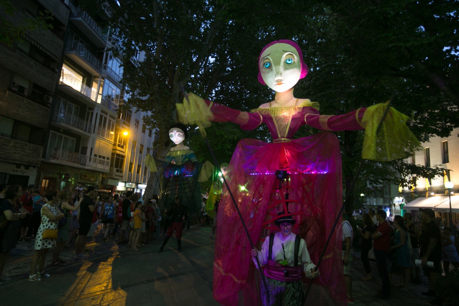 La compañía Yera Teatro presentó ayer su espectáculo 'Meninas', un pasacalles realizado con marionetas gigantes, y que se paseó por el centro de la capital, desde la fuente de las Granadas a la plaza de las Pasiegas