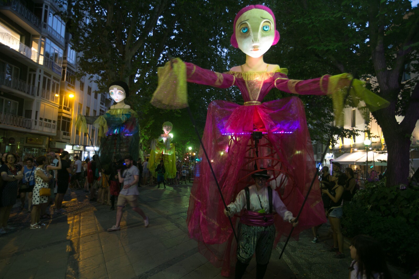 La compañía Yera Teatro presentó ayer su espectáculo 'Meninas', un pasacalles realizado con marionetas gigantes, y que se paseó por el centro de la capital, desde la fuente de las Granadas a la plaza de las Pasiegas