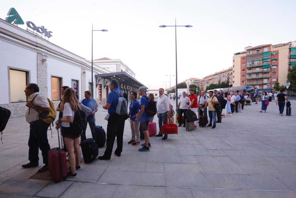 Los viajeros han tenido que ser pacientes para subir al tren