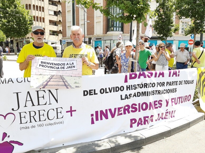 Pancarta de 'Jaén Merece Más' colocada en el exterior de la estación de trenes granadina.