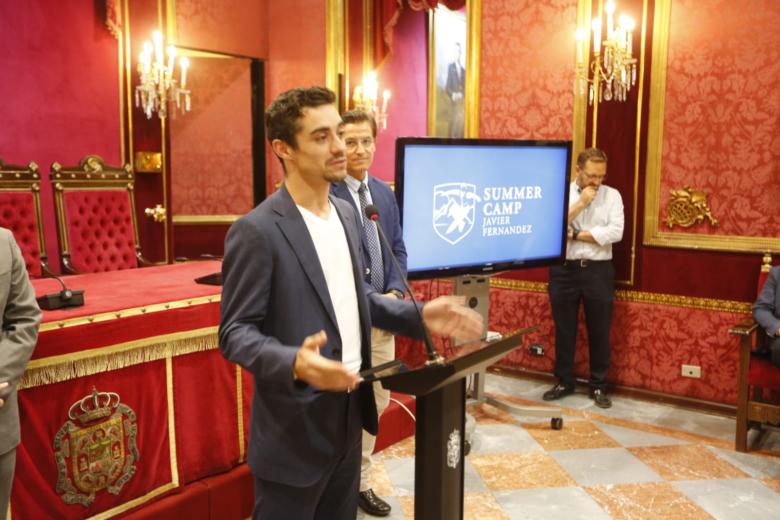 El patinador y medallista olímpico Javier Fernández se ha mostrado orgulloso de «ayudar a la promoción» de Granada y a «hacer de este lugar el más visitado del mundo»
