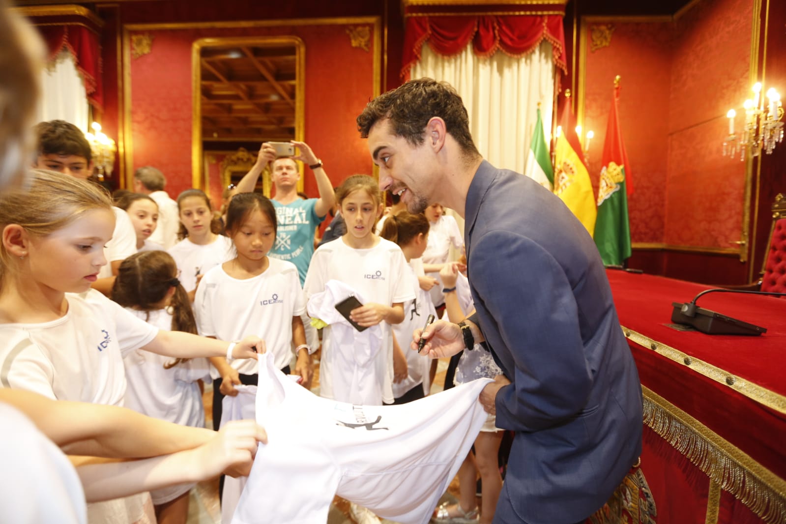 El patinador y medallista olímpico Javier Fernández se ha mostrado orgulloso de «ayudar a la promoción» de Granada y a «hacer de este lugar el más visitado del mundo»