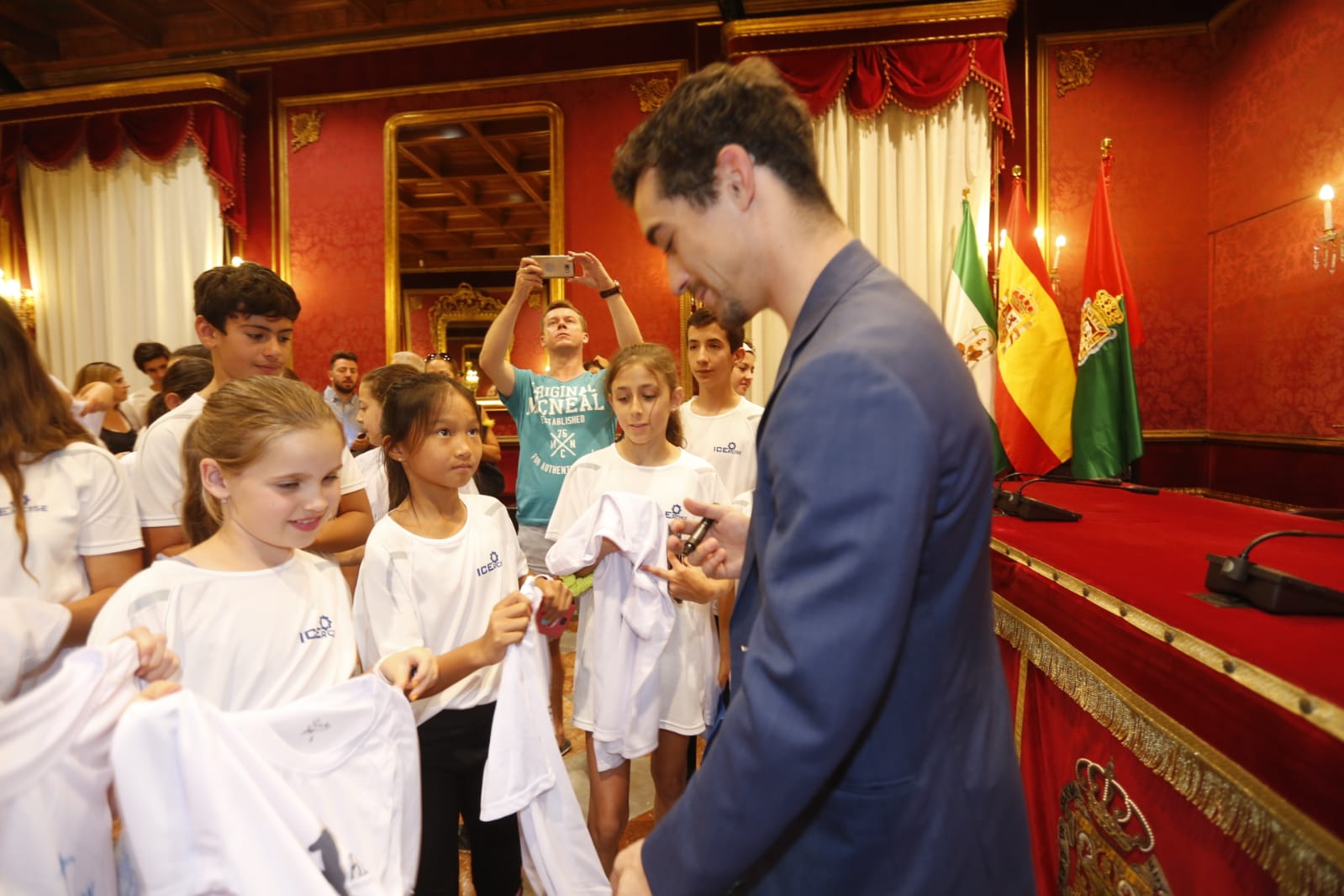 El patinador y medallista olímpico Javier Fernández se ha mostrado orgulloso de «ayudar a la promoción» de Granada y a «hacer de este lugar el más visitado del mundo»