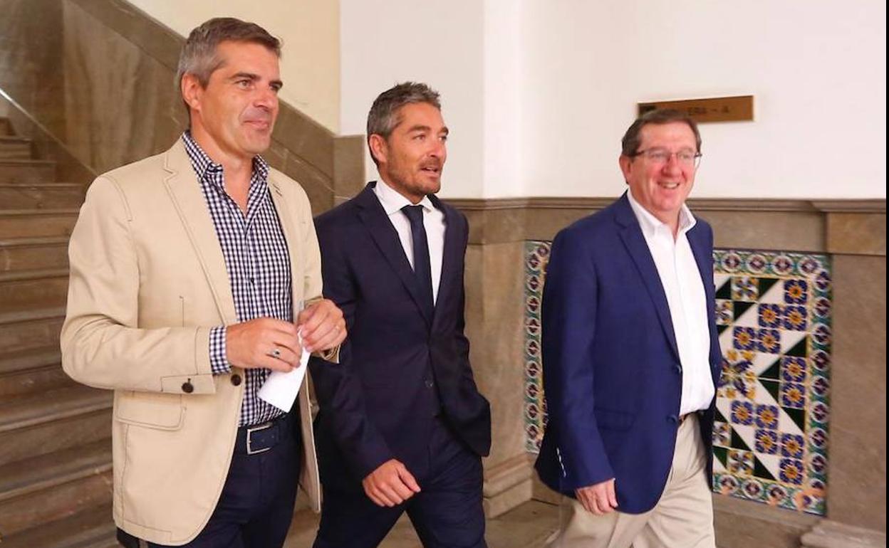 César Díaz, Manuel Olivares y Luis González, antes de su comparecencia ante los medios.