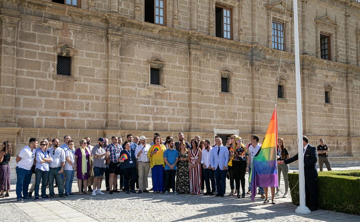 Izado de la bandera de la diversidad en el Parlmento de Andalucía en el día del Orgullo LGBTI 2019