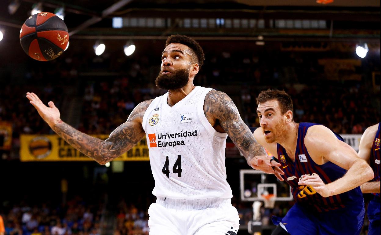 Jeffery Taylor (i) y el alero del Barcelona Lassa Víctor Claver durante el tercer partido del Playoff de la final de la Liga Endesa.