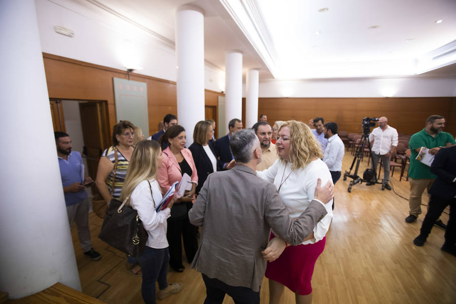 El portavoz del gobierno Nicolás Navarro saluda a la líder del PSOE, Flor Almón. 