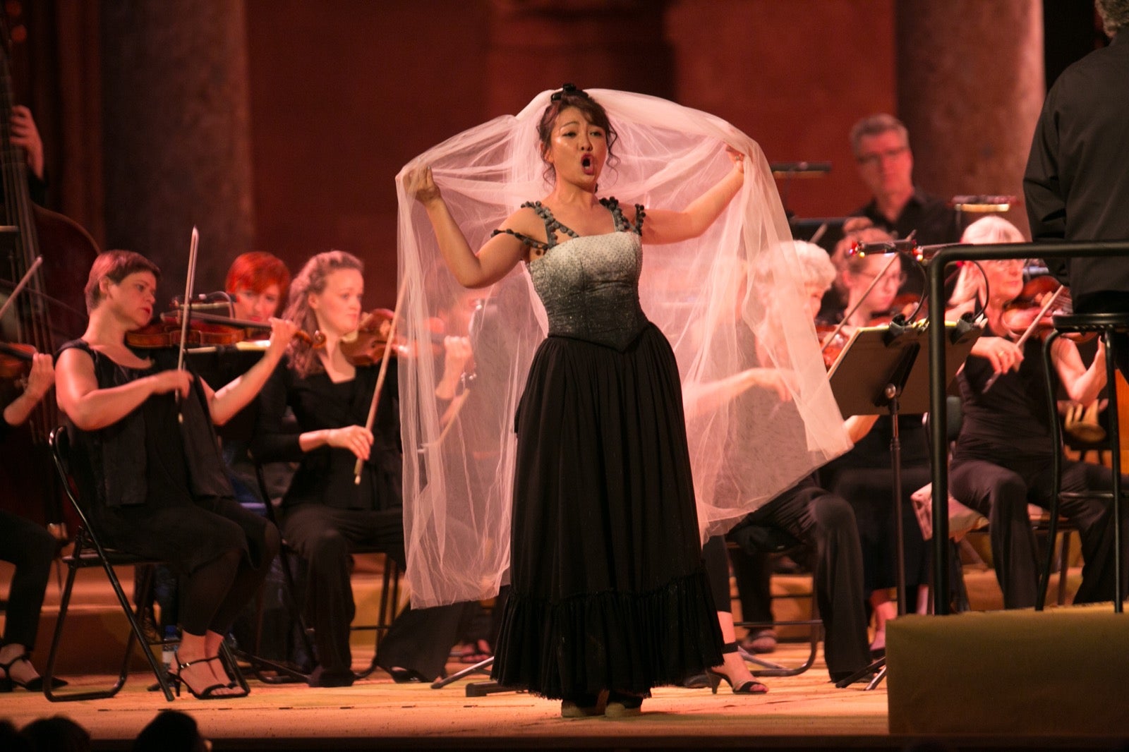 René Jacobs ofrece una versión amplia, luminosa, llena de ese espíritu mozartiano y que aflora en cualquier momento de tan grandiosa partitura