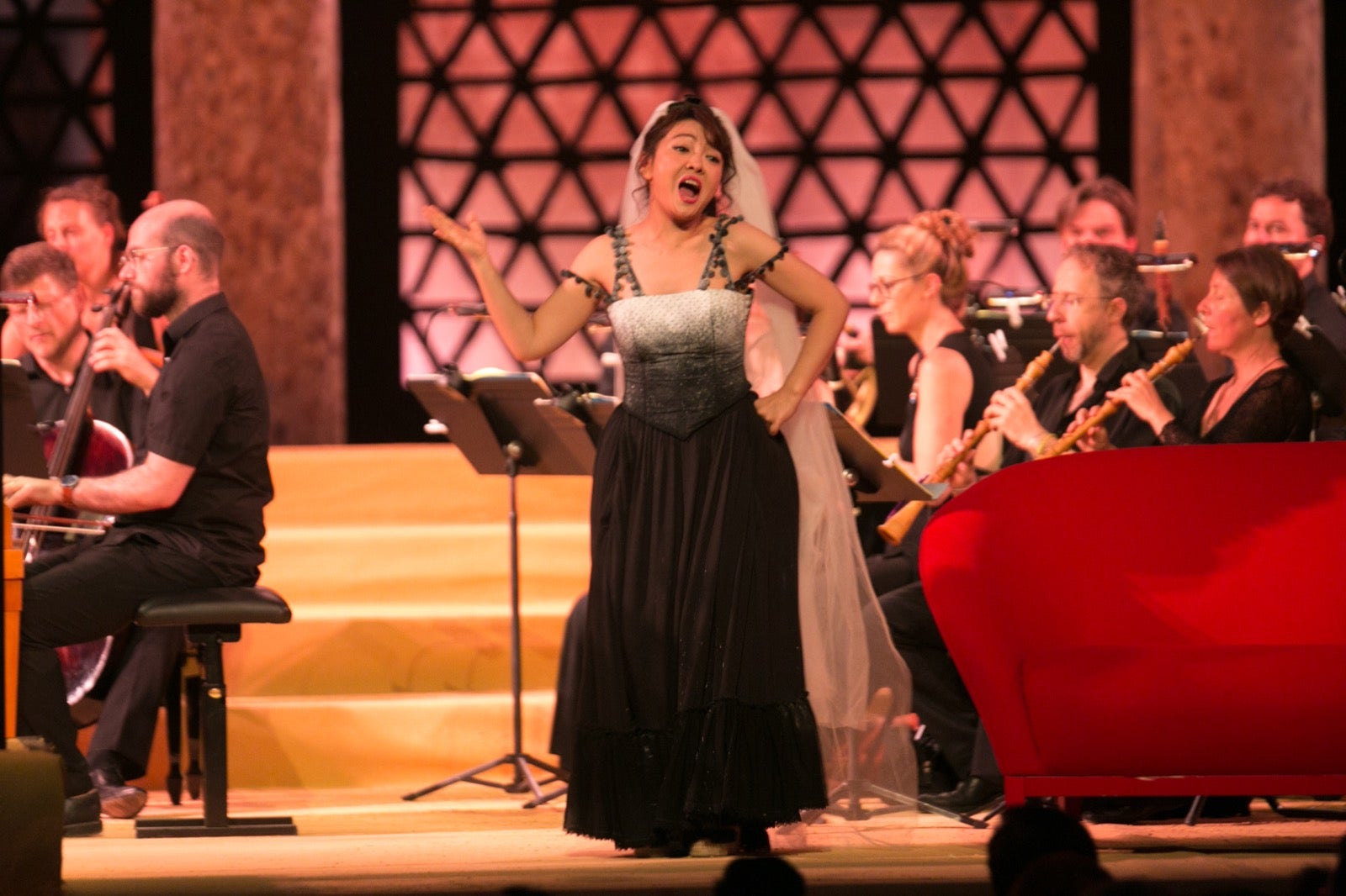 René Jacobs ofrece una versión amplia, luminosa, llena de ese espíritu mozartiano y que aflora en cualquier momento de tan grandiosa partitura