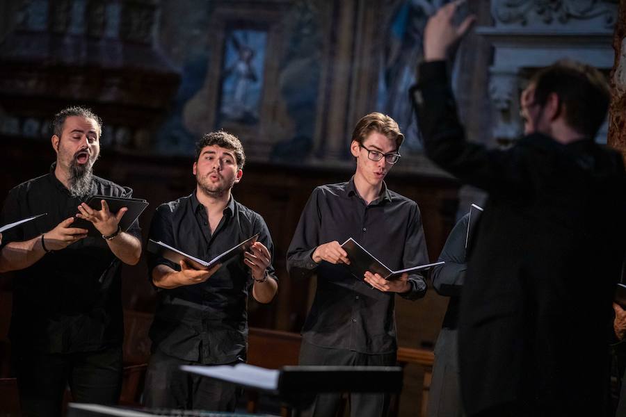 El concierto del Festival de Música y Danza se ha ubicado en la franja de conciertos matinales de los fines de semana y cuenta el beneplácito del público que se apresuró a guardar sitio en la cola