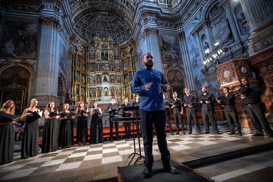 El concierto del Festival de Música y Danza se ha ubicado en la franja de conciertos matinales de los fines de semana y cuenta el beneplácito del público que se apresuró a guardar sitio en la cola