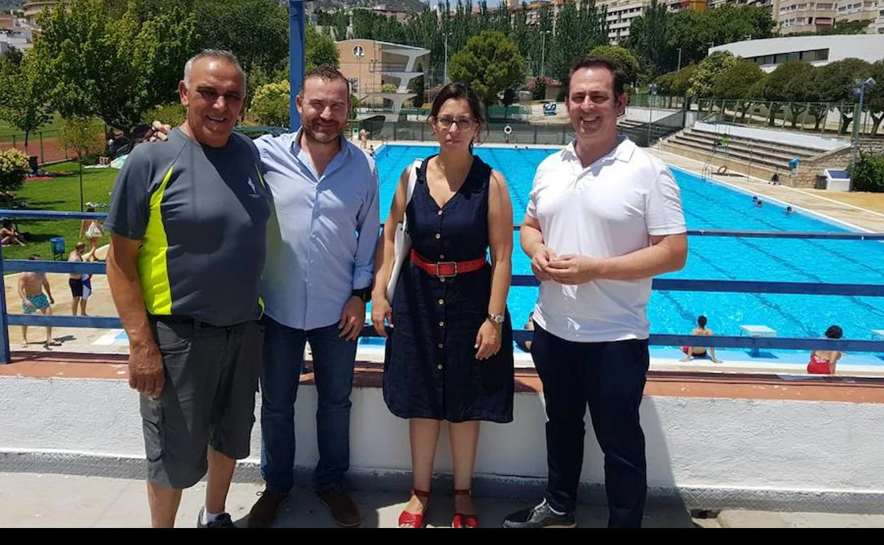 Concejales y responsable de la piscina municipal de La Salobreja, este domingo. 