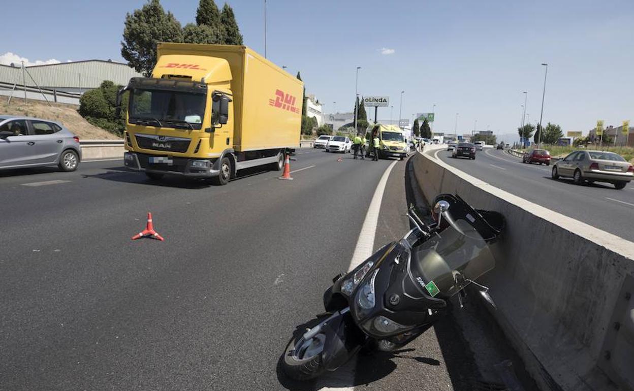 Accidente en Granada: al menos un herido al chocar un coche y una moto en la Circunvalación