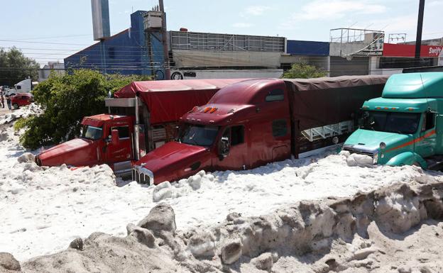 Imagen principal - Una fuerte granizada en México provoca daños en más de 200 viviendas y deja increíbles imágenes