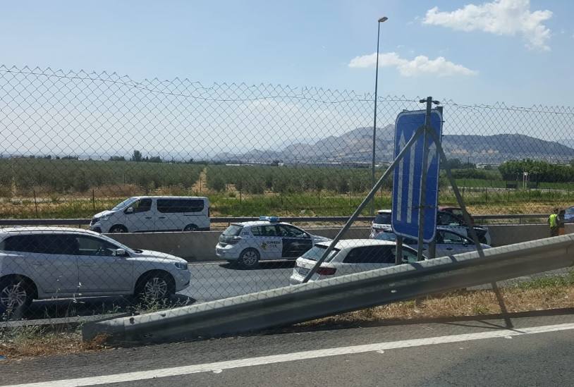 El choque se ha producido a la altura del kilómetro 122, en la salida al polígono de Asegra