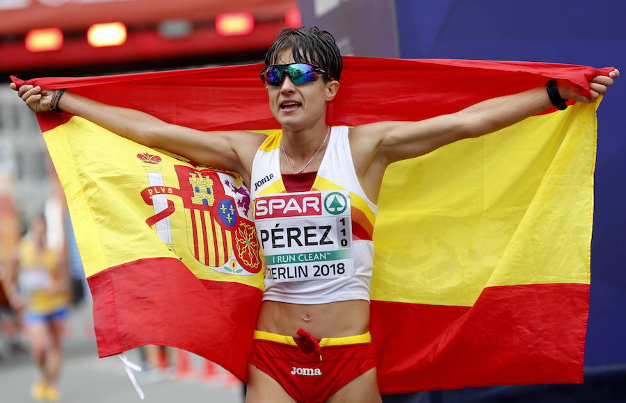 María Pérez porta la bandera española tras su triunfo en el campeonato de Europa de marcha.