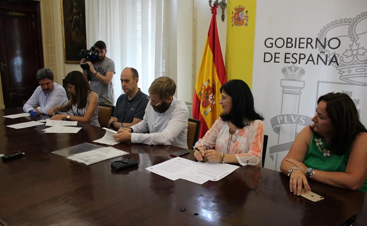 La subdelegada del Gobierno y el jefe provincial de Costas firman los contratos con las empresas. 