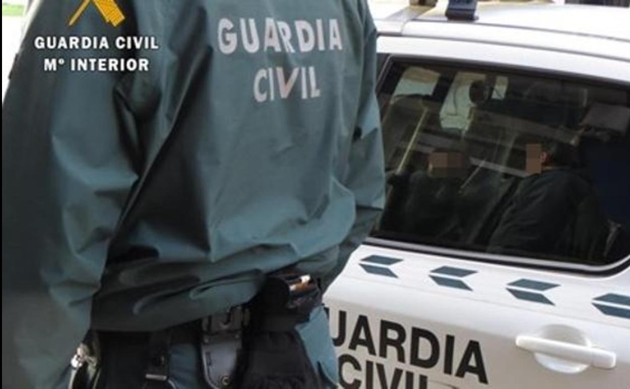 Tres guardias civiles, heridos al ser embestidos durante una persecución